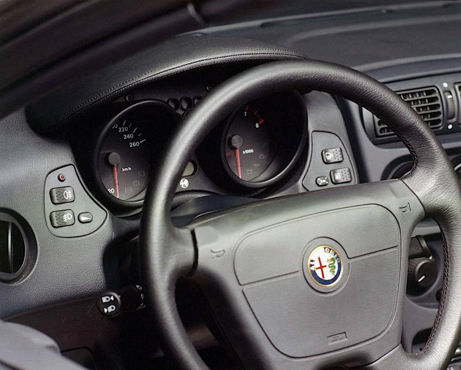 Панель приборов Alfa Romeo Spider (916S) 1995 года  (фото 17 из 26)